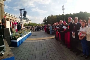 Prayer of the Christians in front of the Brandenburg Gate